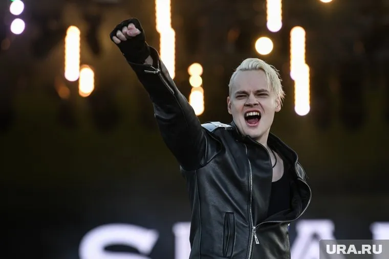 Ярославу Дронову сотрудники завода вручили подарки с танками