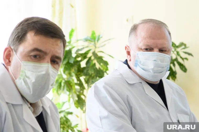 Евгений Куйвашев (слева) призвал жителей региона быть ответственее