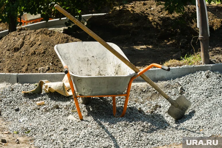 Начатое два года назад строительство до сих пор не окончено