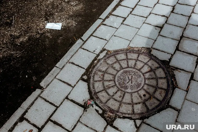 В Ноябрьске девочка провалилась в канализацию