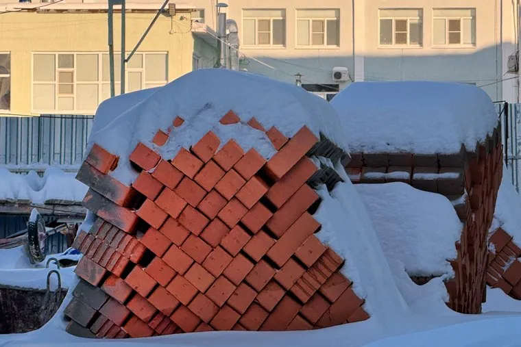 Привезенный кирпич на строительство корпуса областной больницы. Курган