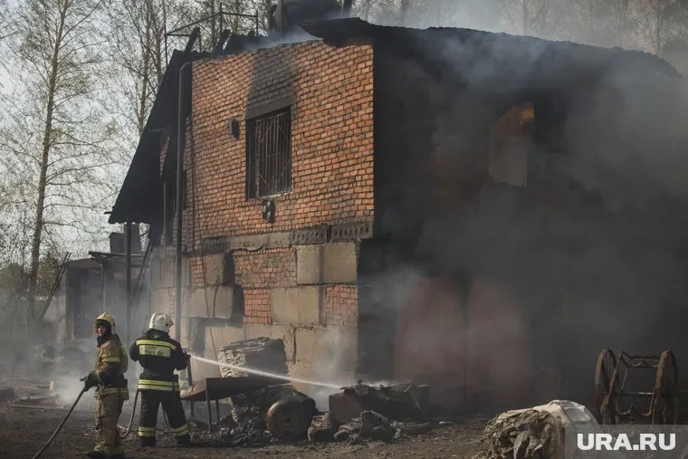 Из-за пожара в Тазовском в больницу доставлено четыре человека
