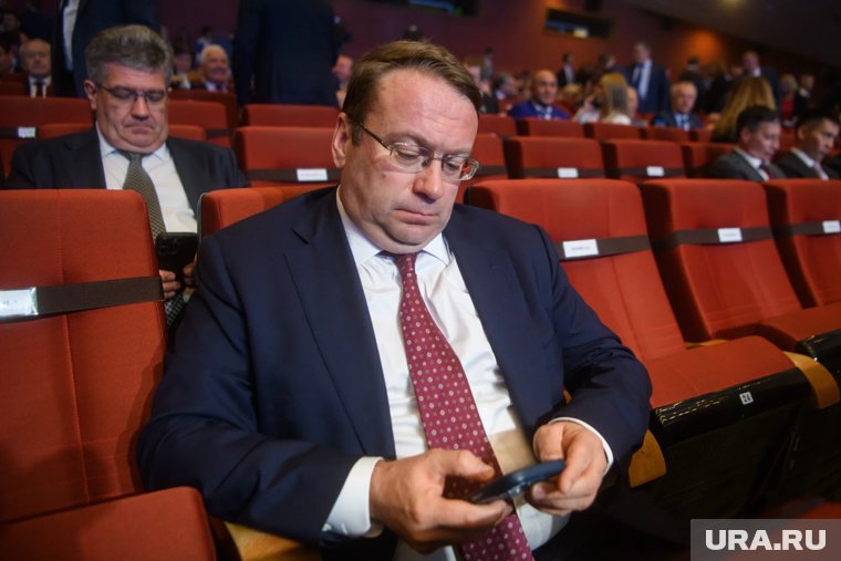 Будущее двух свердловских министров подвесили