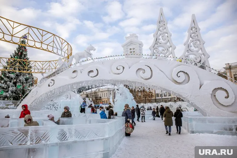 Новогодние каникулы в 2020 году россияне поделят на две части