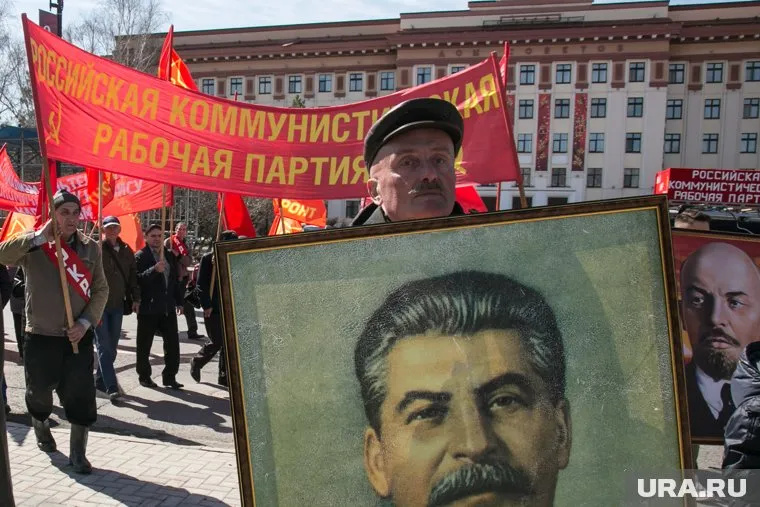 «Отца народов» пронесли на руках по одной из главных улиц Тюмени