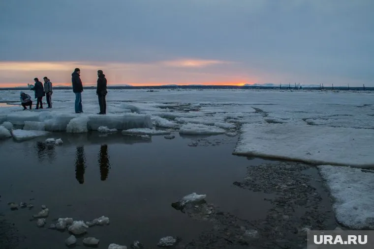 На реке Сыня в районе села Овгорт начался ледоход