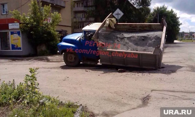 ЗИЛ застрял в огромной дыре и парализовал движение