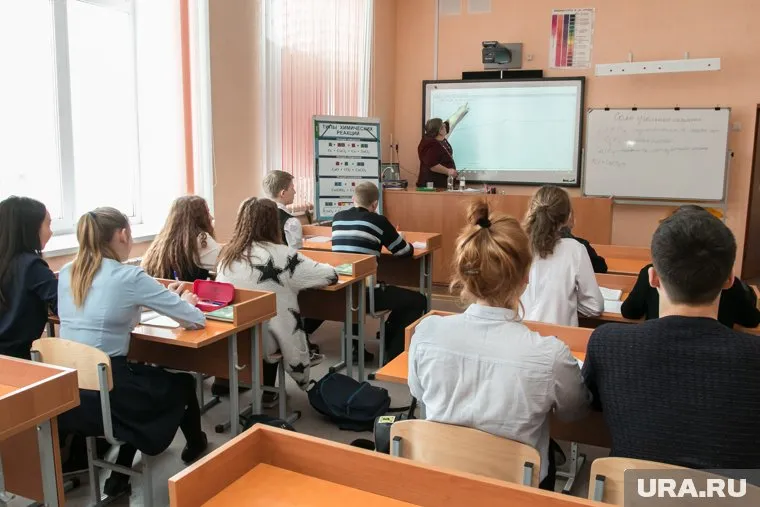 Дети вынуждены учиться в три смены из-за переполненного количества учеников