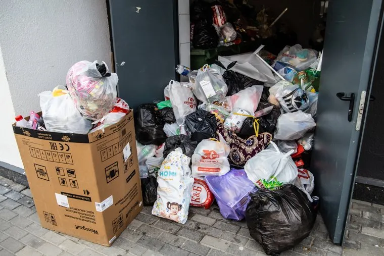 Переполненная мусорокамера. Екатеринбург