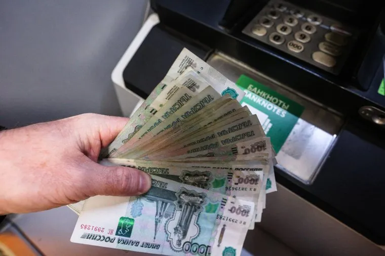 Деньги и банкомат. Москва