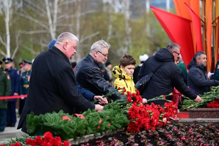 Церемония возложения цветов к монументу «Героям фронта и тыла» в центральном квартале городской эспланады. Пермь