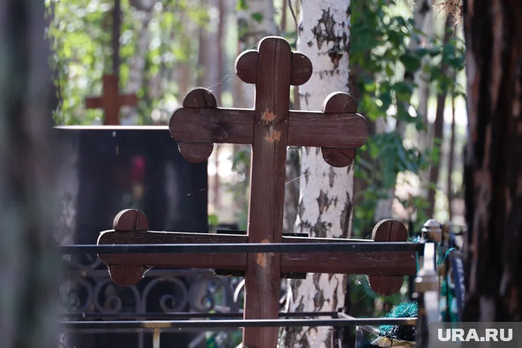 Неизвестные вырвали кресты и сломали надгробия на кладбище в Курганской области