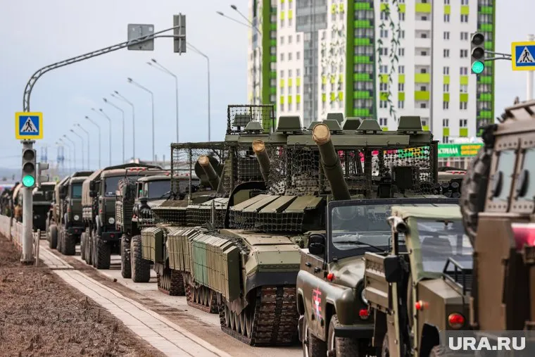 Колонну сопровождали инспекторы ДПС и военная полиция