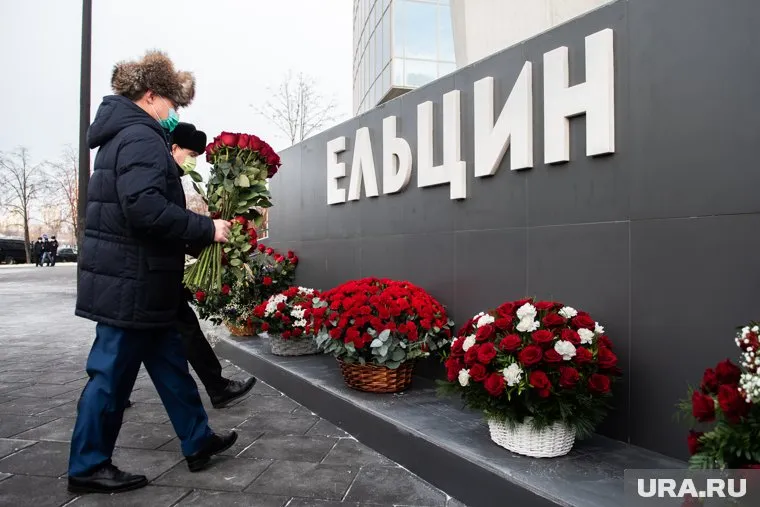 Ежегодно 1 февраля свердловские VIP приносят цветы к памятнику первого президента РФ