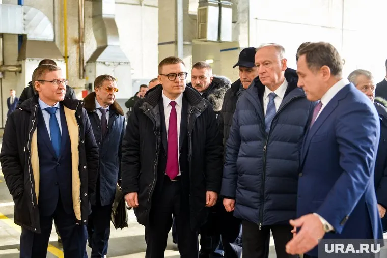 Николай Патрушев (второй справа), Алексей Текслер (в центре) и Владимир Якушев (слева) прибыли на завод «КОНАР» в Челябинске