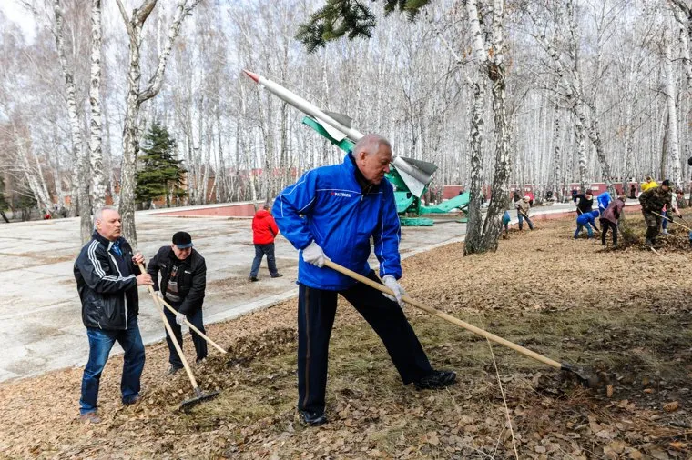 Общегородской субботник на мемориале "Память" с участием работников городской администрации. Челябинск