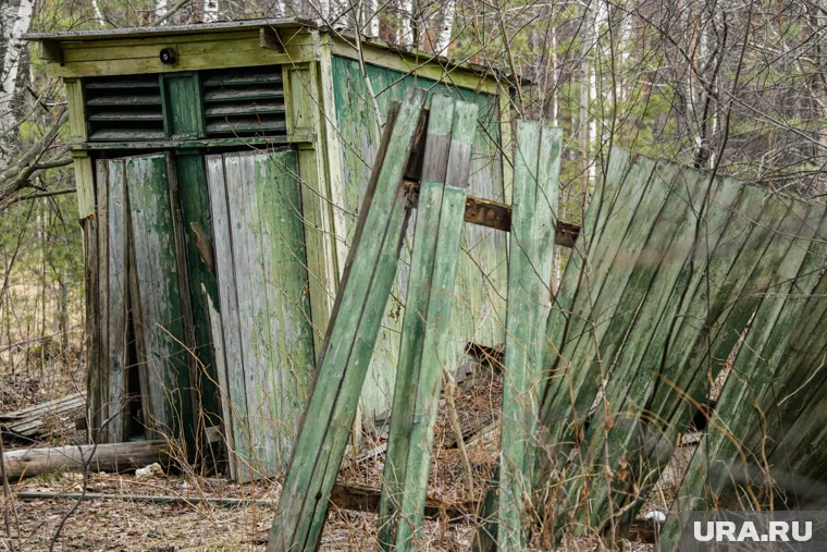 Курганцы пожаловались на ветхий туалет во дворе