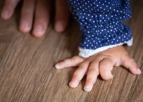 Ребенка, которого свердловчанка закопала в сугроб, отправили в дом малютки