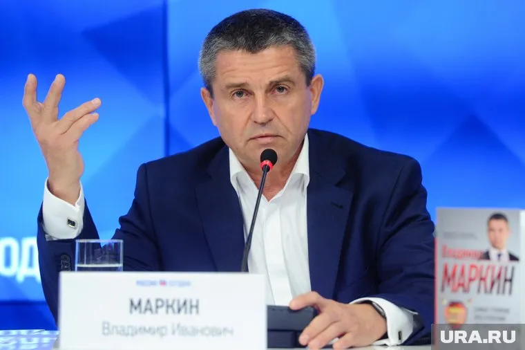 Владимир Маркин переодически попадал в ленты светской хроники. Презентация его книги (на фото) тоже закончилась скандалом