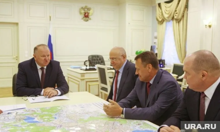 Николай Цуканов (слева) встретился с Алексеем Зиновьевым (справа) и с Александром Вяткиным (второй справа)