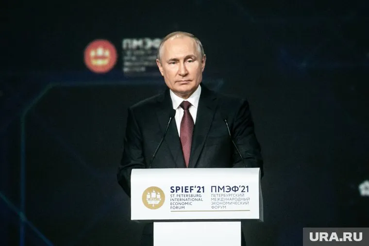 Владимир Путин заявил, что отказ нефтяников от расчета долларом приведет к его краху