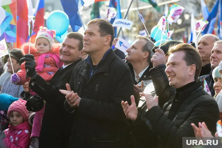 Барышев (в центре) и Бурматов (справа) соблюдают договоренности
