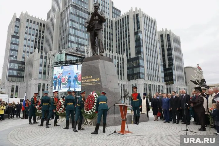 Памятник Калашникову открыли 19 сентября