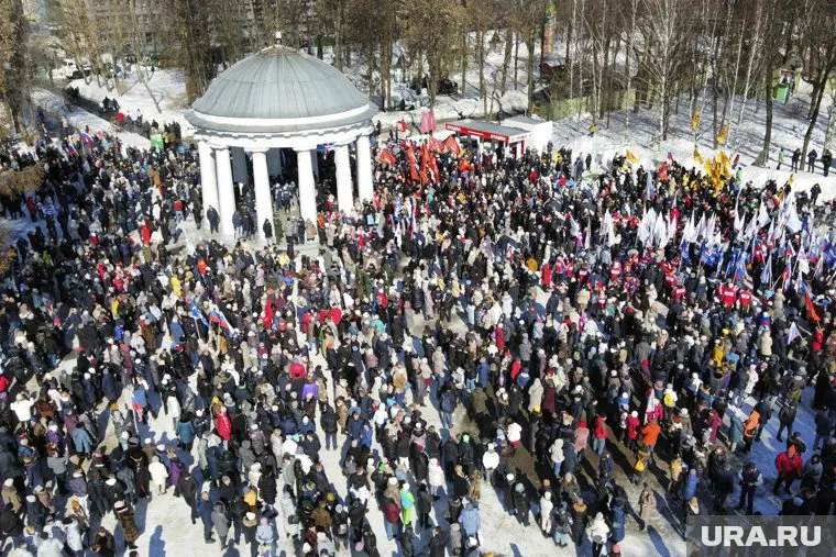 Митинг концерт в поддержку СВО "Крымская весна" парк Горького, Пермь., митинг, ротонда в парке горького