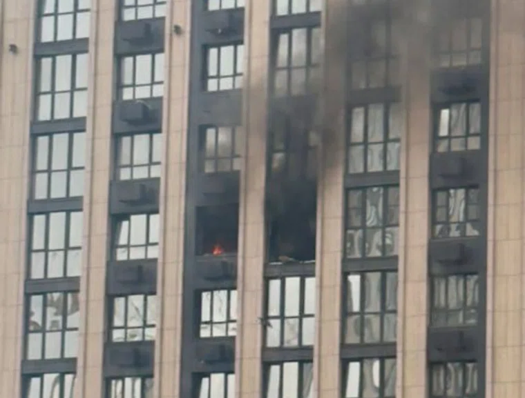 По предварительной информации, взрыв произошел после установки натяжного потолка