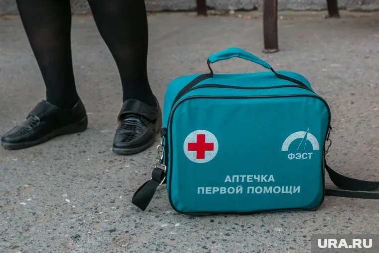 Ребенок с приступом эпилепсии ждал, пока фармацевт пробьет ему лекарства на кассе