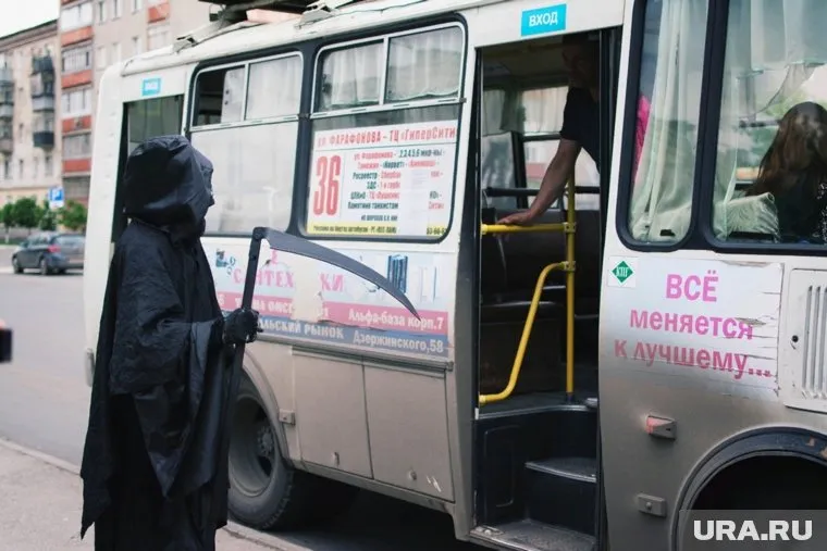 Человек в зловещем костюме все чаще появляется на улицах