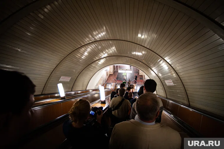 Толпы людей ждут возобновление работы метро на красной линии в Санкт-Петербурге