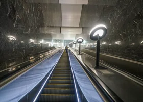 Появилось видео, как пенсионерка толкает ребенка под поезд в московском метро