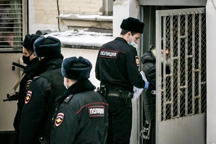 Привоз отца Сергия в Басманный суд. Москва 