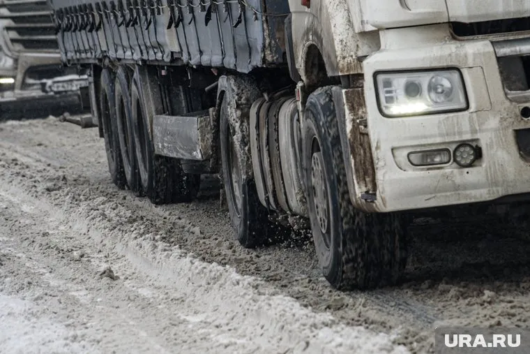 Из-за непогоды большегрузам и автобусам запретили выезжать на трассу