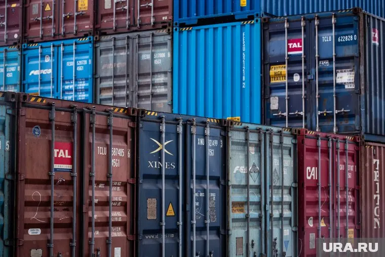 Контейнеровоз сел на мель пять дней назад