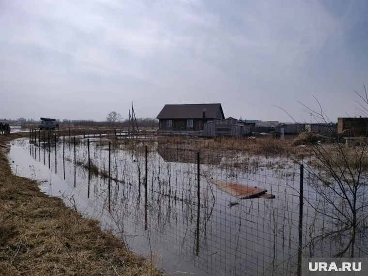 Спасатели расчищают русло реки от ледяных заторов