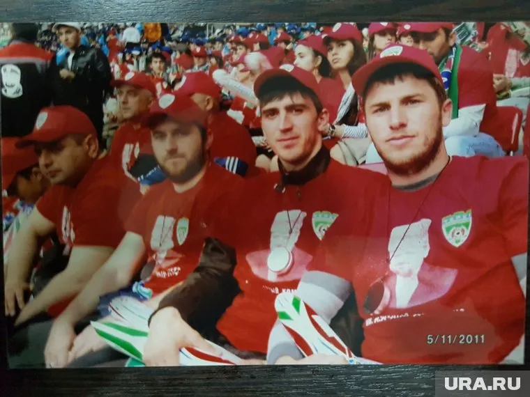 Мовсур Хасаев на стадионе в Грозном — крайний справа