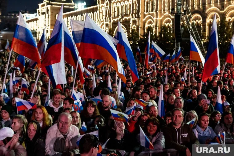 Россия будет сильной и богатой, сказал Дмитрий Песков