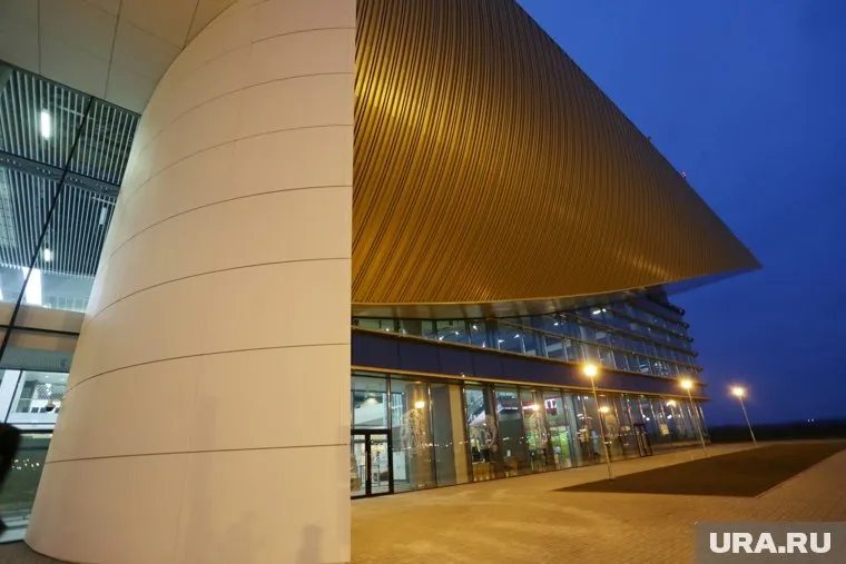 Пассажиры, прилетевшие из Москвы, обновили терминал и послушали Кузьмина