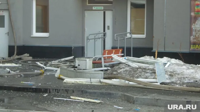 Обломки окон упали возле подъезда