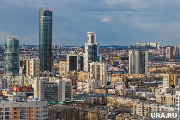 Рано утром в городе шел снег