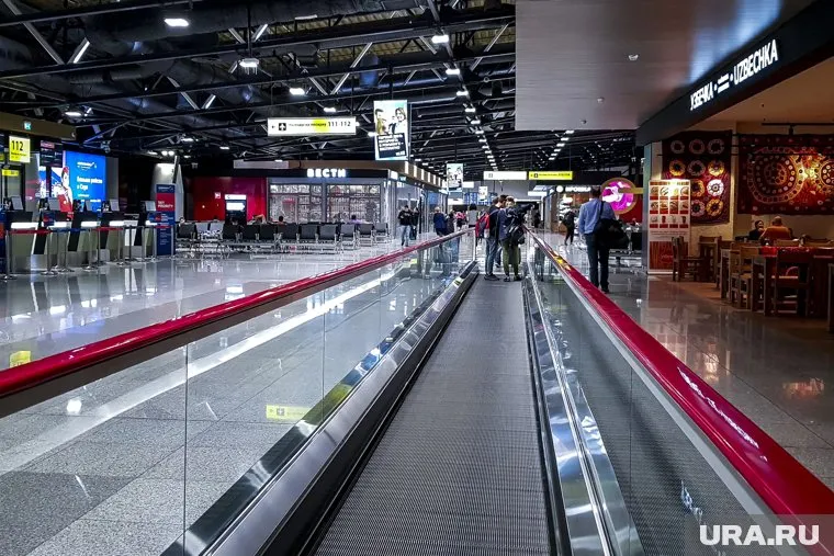 Сотрудники и пассажиры покидают столичный аэропорт