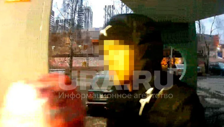 Мальчик постоянно оглядывался по сторонам, пока приставал к ребенку