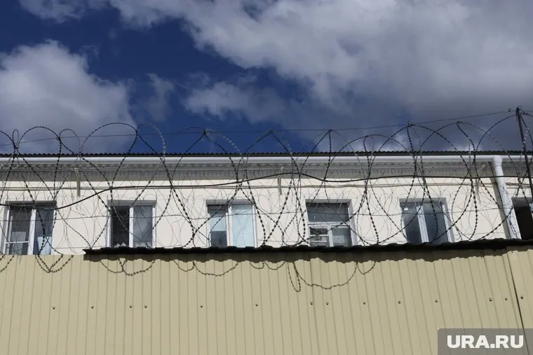 Сотрудница колонии попыталась передать наркотики одному из заключенных, но ее задержали