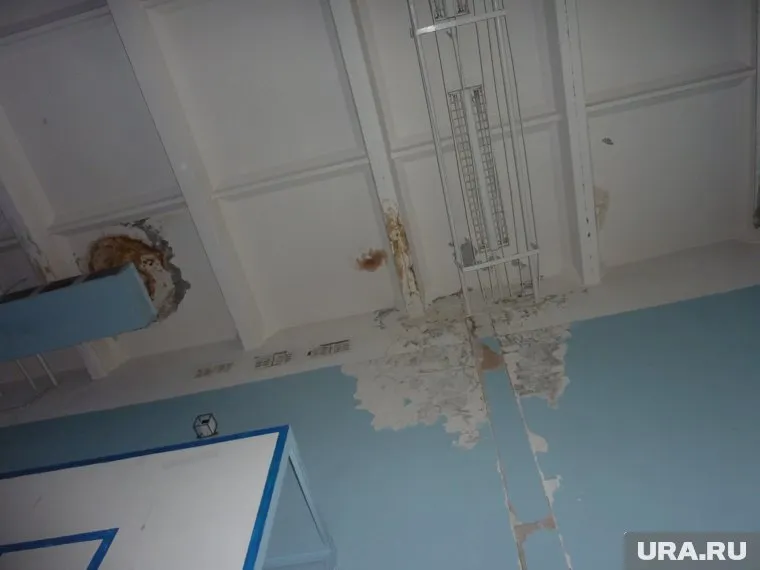 Из-за обрушения потолка в больнице также случился потоп