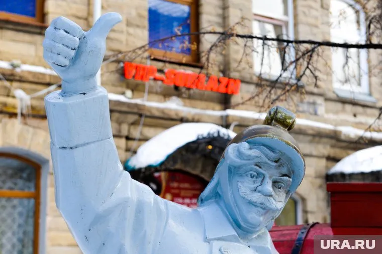 Полицейские и ФАС просят о помощи в борьбе с работающим в центре Челябинска салоном