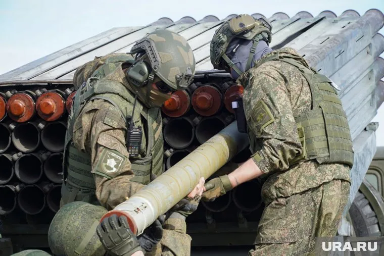 Российские военные ведут огонь по ВСУ на границе с Белгородской областью при помощи пушек, уточнили в Минобороны РФ