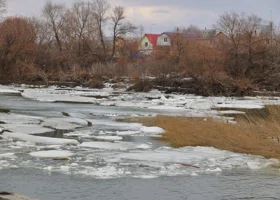 В ХМАО закрыли переправу через реку
