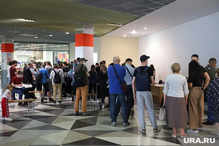 Горожане выстроились в тесные очереди, чтобы сделать прививку (архивное фото)